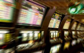 Pemain sedang menikmati live casino dan taruhan sportsbook di hugotogel